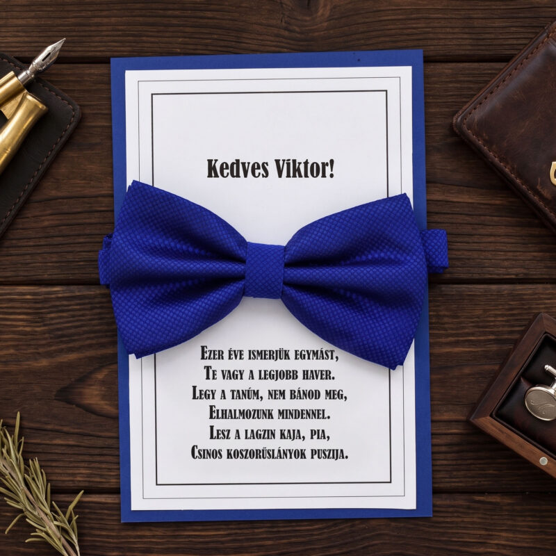 királykék esküvői tanú felkérő kártya valódi kék csokornyakkendővel és humoros felkérő szöveggel barna fa háttéren
