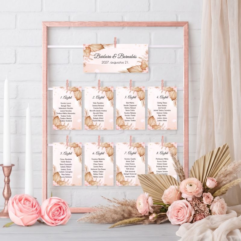 pampafüves boho esküvői ültetési rend kártyák csipeszekkel rosegold keretben fehér gyertyák mellett